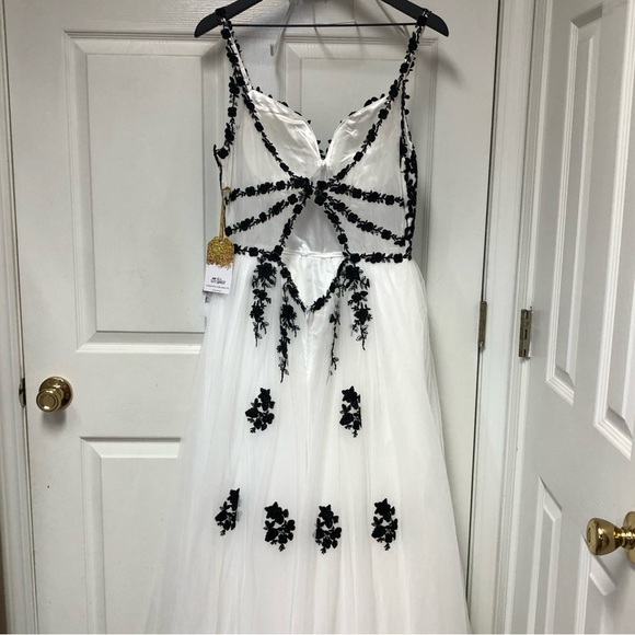 🎉🎉🎉HOST PICK!!! 🎉🎉🎉TLC Say Yes Created For Macy’s Black & White Long Formal Gown - Picture 8 of 16
